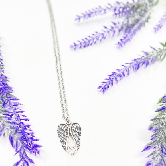 925 Sterling Silver Angel Wings with Heart Dainty Pendant Necklace Vintage - Picture 1 of 5